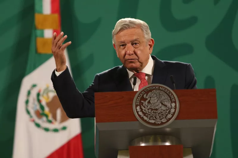 Andrés Manuel López Obrador, Presidente de México, y Surit Berenice Romero Domínguez, encargada de Profeco, durante la conferencia matutina en Palacio Nacional.
