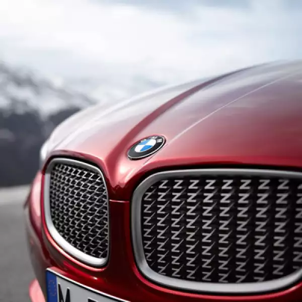 El diseño del vehículo es complementado por un juego de llantas de aleación ligera de 19 pulgadas con cinco radios, la parrilla con múltiples "Z" y su pintura color Rosso Vivace.