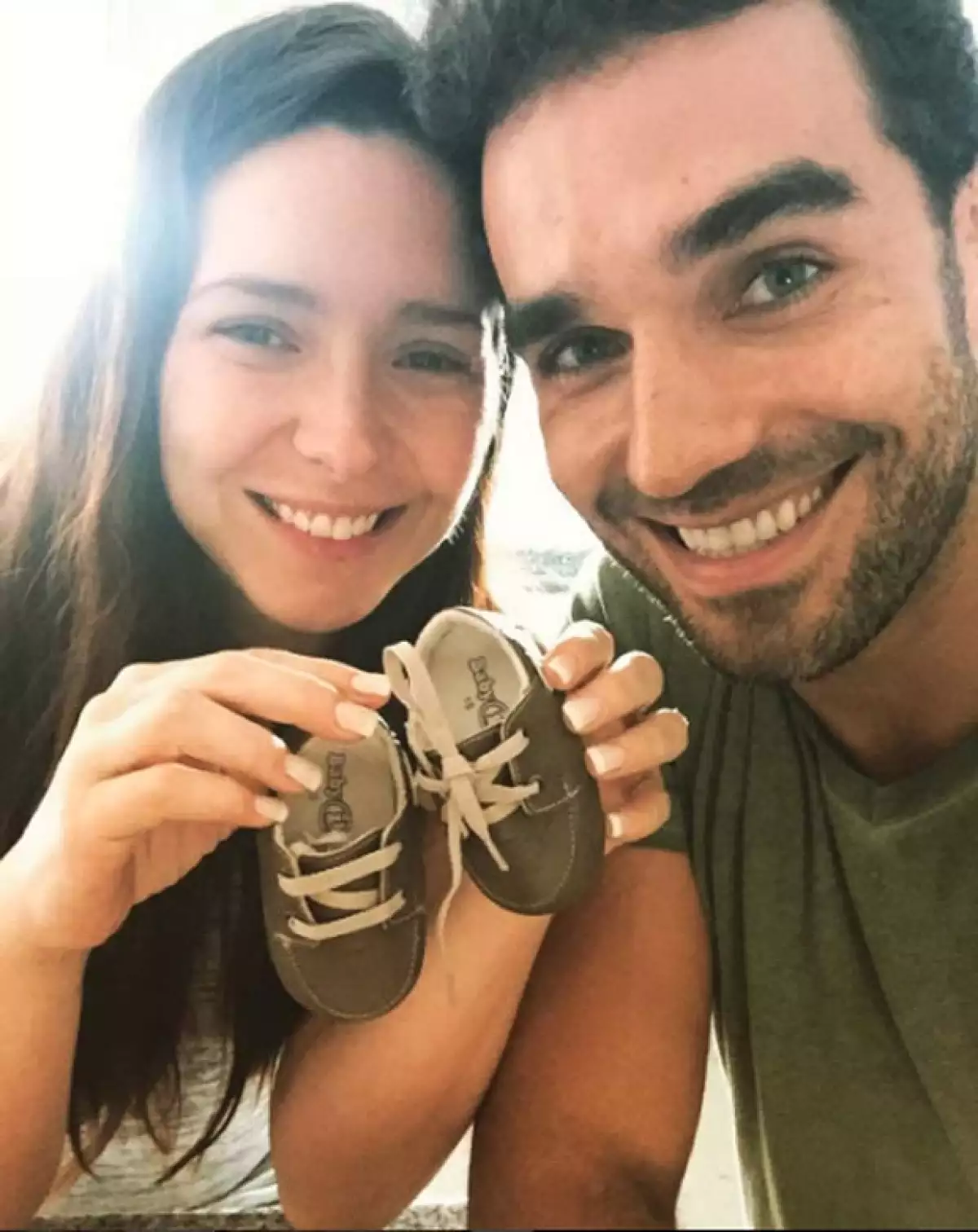 A pocos días de convertirse en mamá, la orgullosa actriz mostró a su bebé por primera vez a sus seguidores en Instagram. ¿No está tierna la foto?