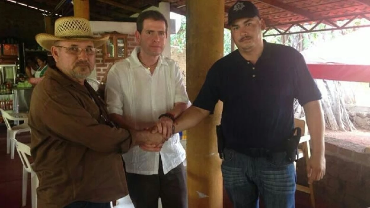 Hipólito Mora (izquierda), Alfredo Castillo (centro) y Luis Antonio Torres (derecha) durante una reunión que sostuvieron este miércoles