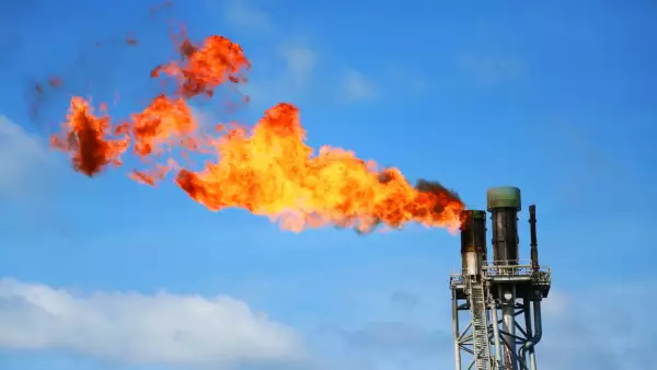 Pemex dispara su venteo de gas y sus emisiones contaminantes