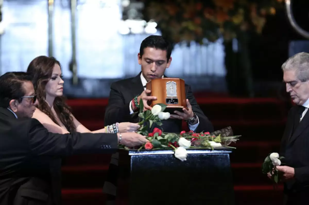 Luego de permanecer cerca de 30 horas en el Palacio de Bellas Artes, las cenizas del cantautor abandonaron el lugar para ser trasladadas a Ciudad Juárez, en donde permanecerán definitivamente.