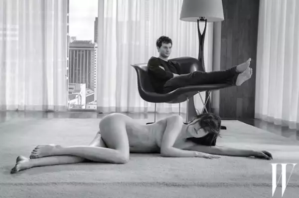Dakota Johnson aparece en esta foto desnuda y sobre el piso.