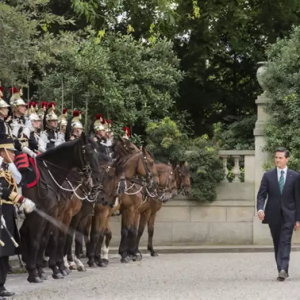 Peña Nieto con el senador Gerard Larcher.