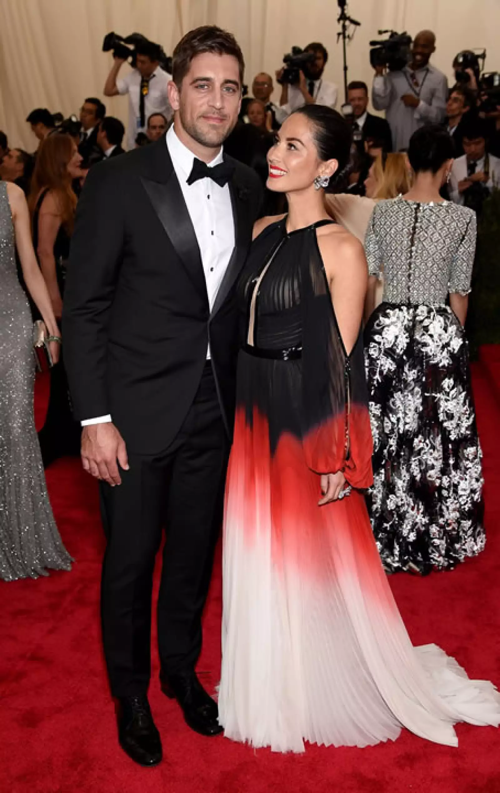 Olivia Munn en J Mendel con su novio Aaron Rodgers.
