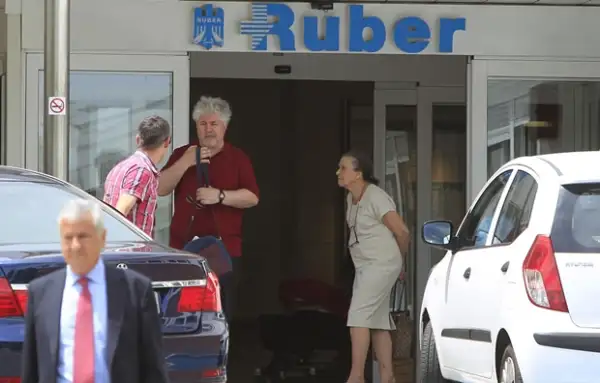 Almodóvar en la entrada de la clínica Ruber.