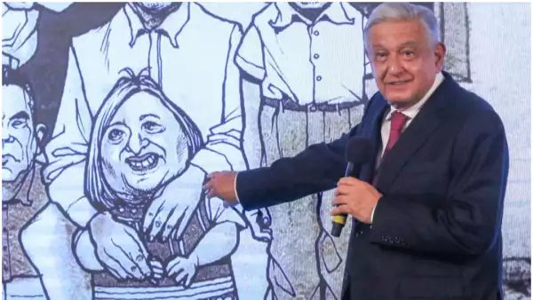 AMLO se burla de Gálvez con cartón