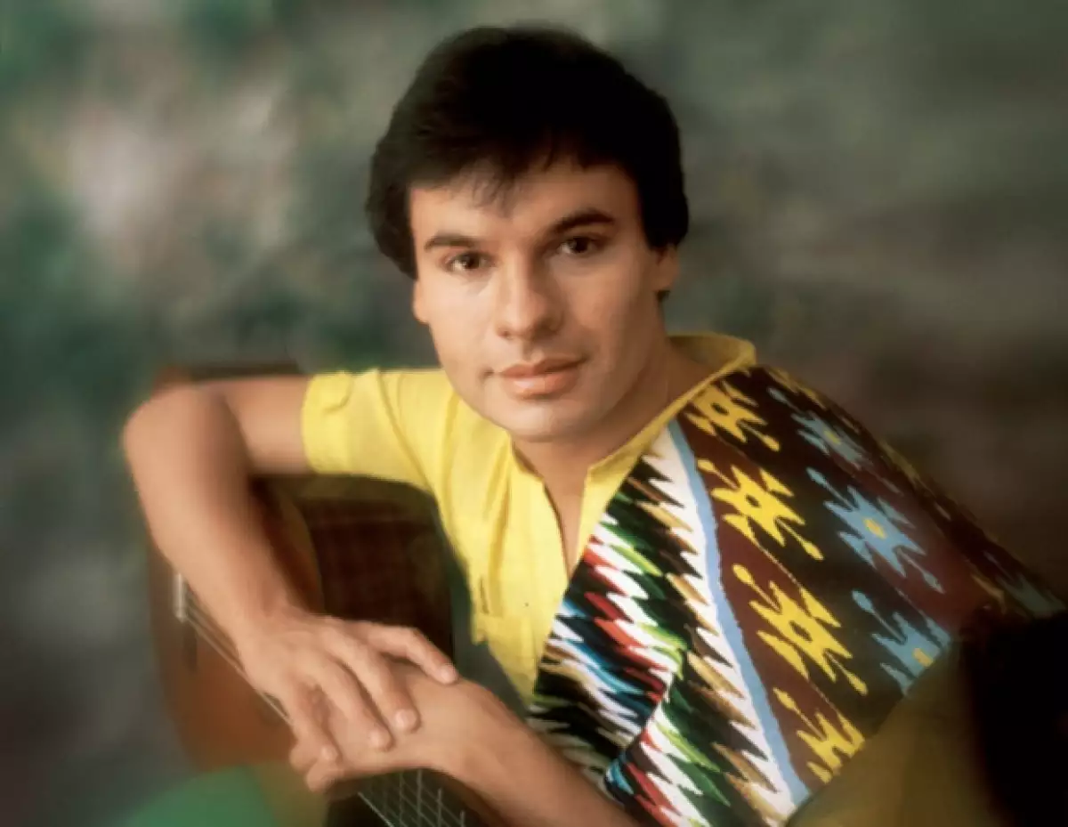 El buscador de talentos Raúl Loya apadrinó a Juan gabriel con el nombre artístico de Adán Luna. Así debutço en televisión en el programa Noches Rancheras en 1965.