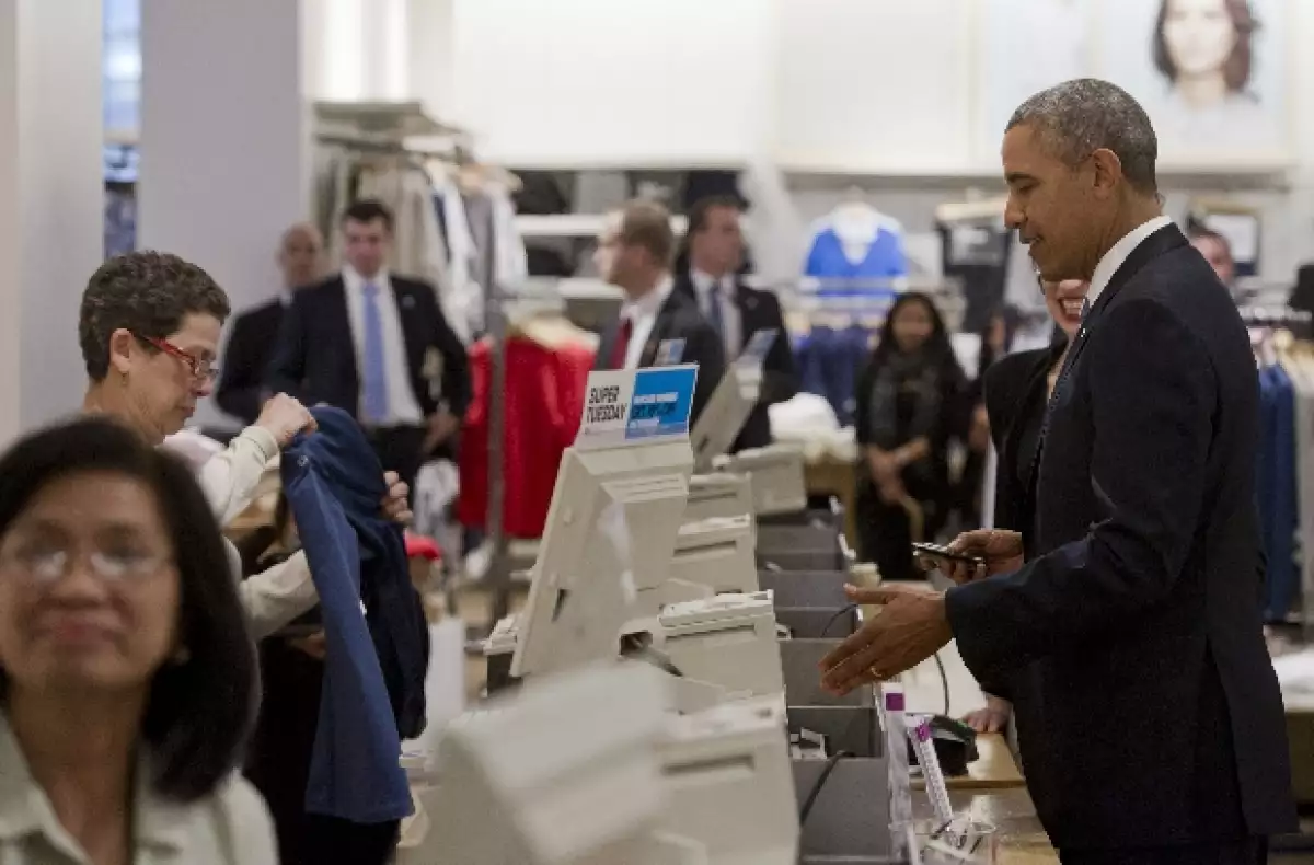 Obama pagó sus productos en medio de bromas.