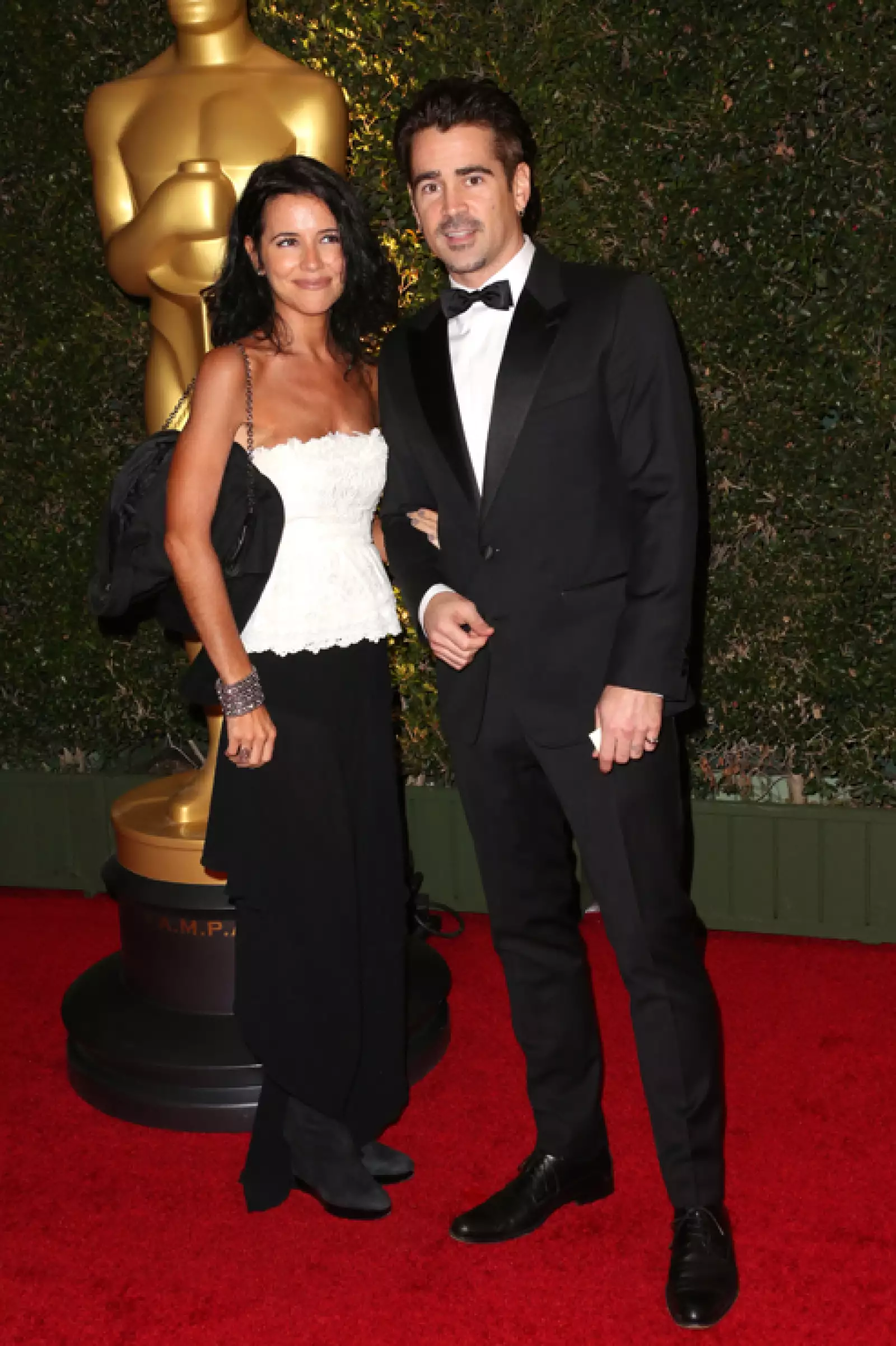 Claudine Farrell es la hermana de Colin, y sin duda, comparte la belleza del actor, sólo creemos que le falló el sentido de la moda.