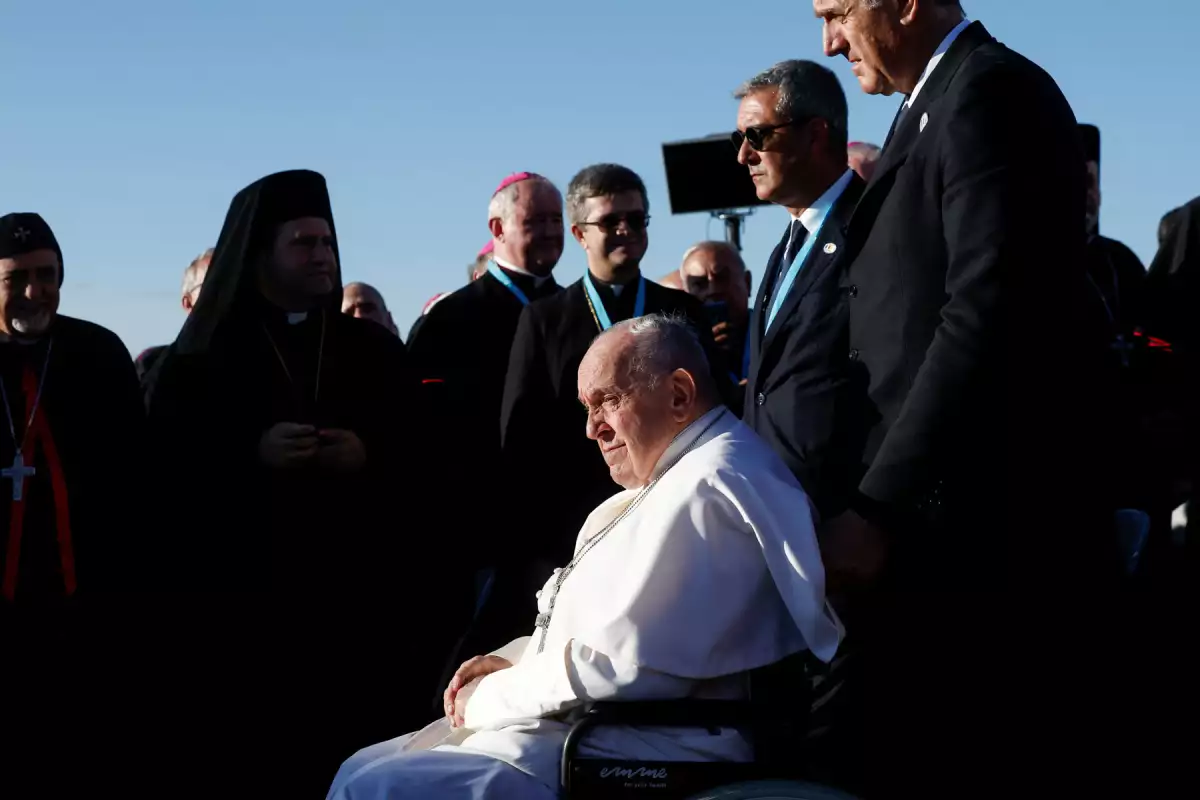 El Papa Francisco, junto al alcalde de Marsella, Benoit Payan (a la derecha), pronuncia un discurso durante un homenaje en el monumento dedicado a los marineros y migrantes perdidos en el mar en la Basílica de Notre-Dame de la Garde en Marsella, en el sur de Francia, el 22 de septiembre de 2023.