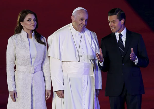 El presidente y su esposa recibieron al Papa a su llegada a México.