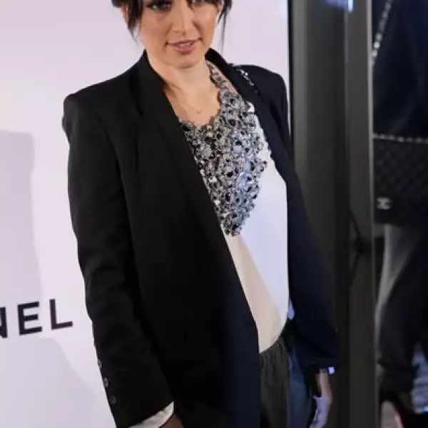 Ana de la Reguera le aumentó un collar llamativo para darle un toque fashion al look.