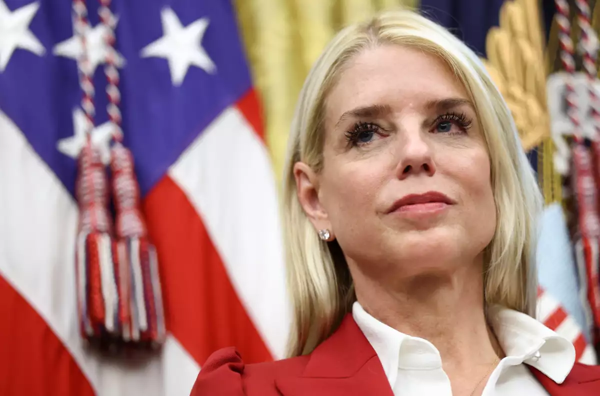 La fiscal general de los Estados Unidos, Pam Bondi, asiste a la firma de una orden ejecutiva por parte del presidente de los Estados Unidos, Donald Trump, sobre un acuerdo que desinvertiría las operaciones estadounidenses de TikTok de ByteDance de su propietario chino ByteDance, en la Casa Blanca en Washington, D.C., EE. UU., el 25 de septiembre de 2025.