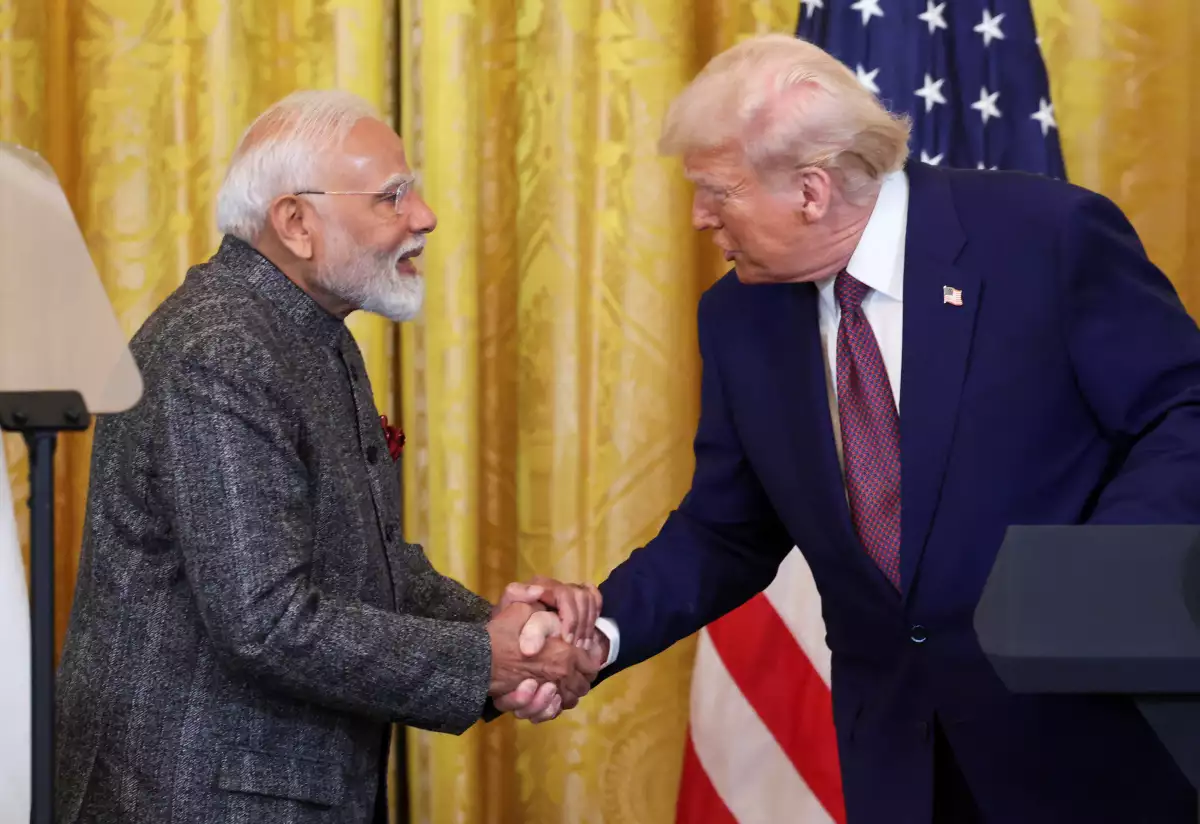 El presidente de los Estados Unidos, Donald Trump, y el primer ministro de la India, Narendra Modi, se dan la mano mientras asisten a una conferencia de prensa conjunta en la Casa Blanca en Washington, D.C., EE. UU., el 13 de febrero de 2025.