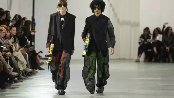 Con toques punk, Anderson reinventa los clásicos de Dior en la Semana de la Moda masculina de París