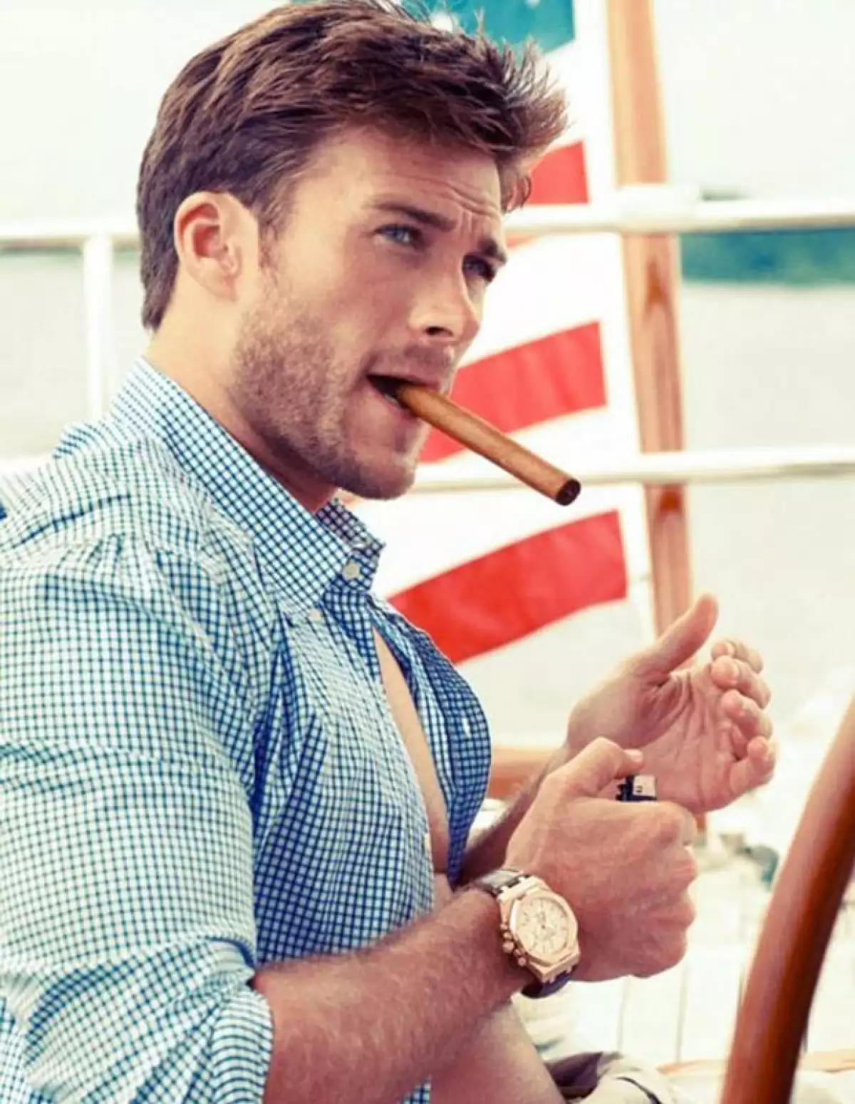 La incipiente estrella de Hollywood, de 27 años de edad, posó para la revista "Town & Country" y dejó claro que en sus genes hay mucho más que la guapura de su papá.
