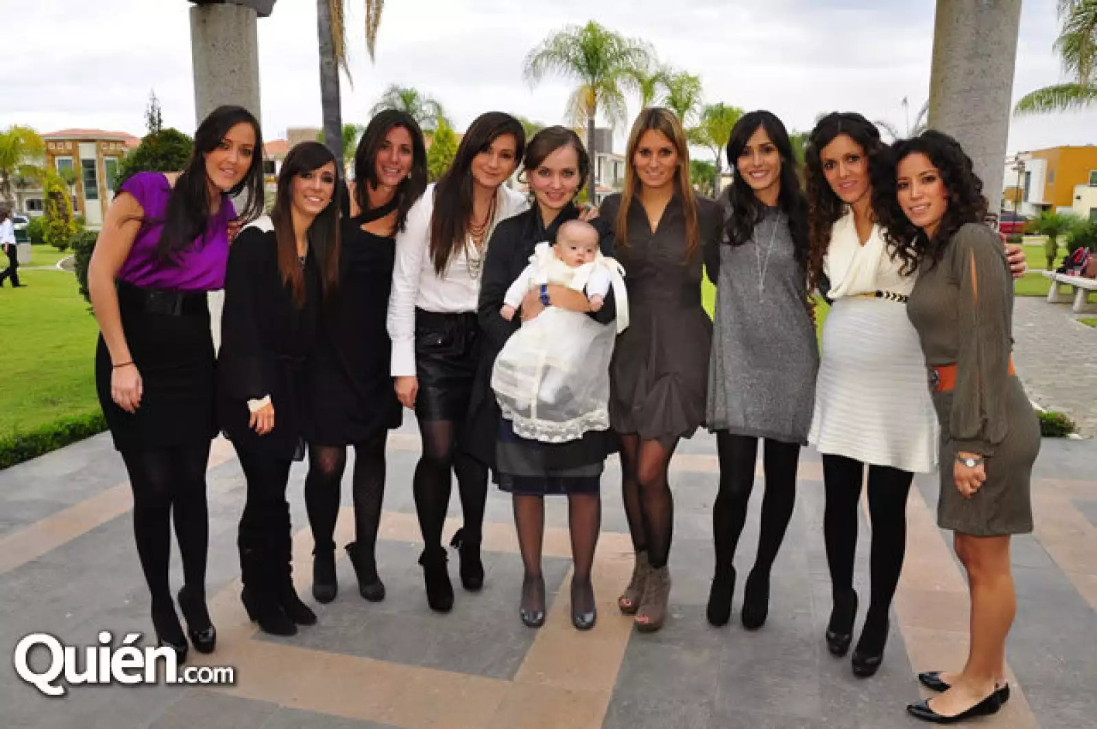 Las amigas con el pequeño Luis Tomás Agnesi