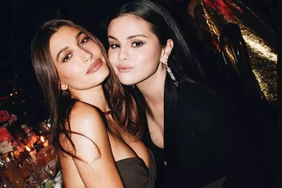 Selena Gomez y Hailey Bieber posando en su primera fotografía juntas