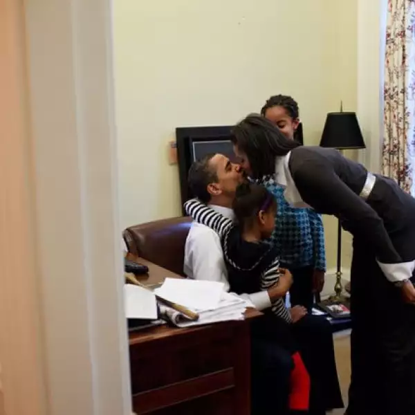 Michelle Obama y sus hijas, Malia y Sasha, visitan a Barack en un estudio privado de la Oficina Oval.
