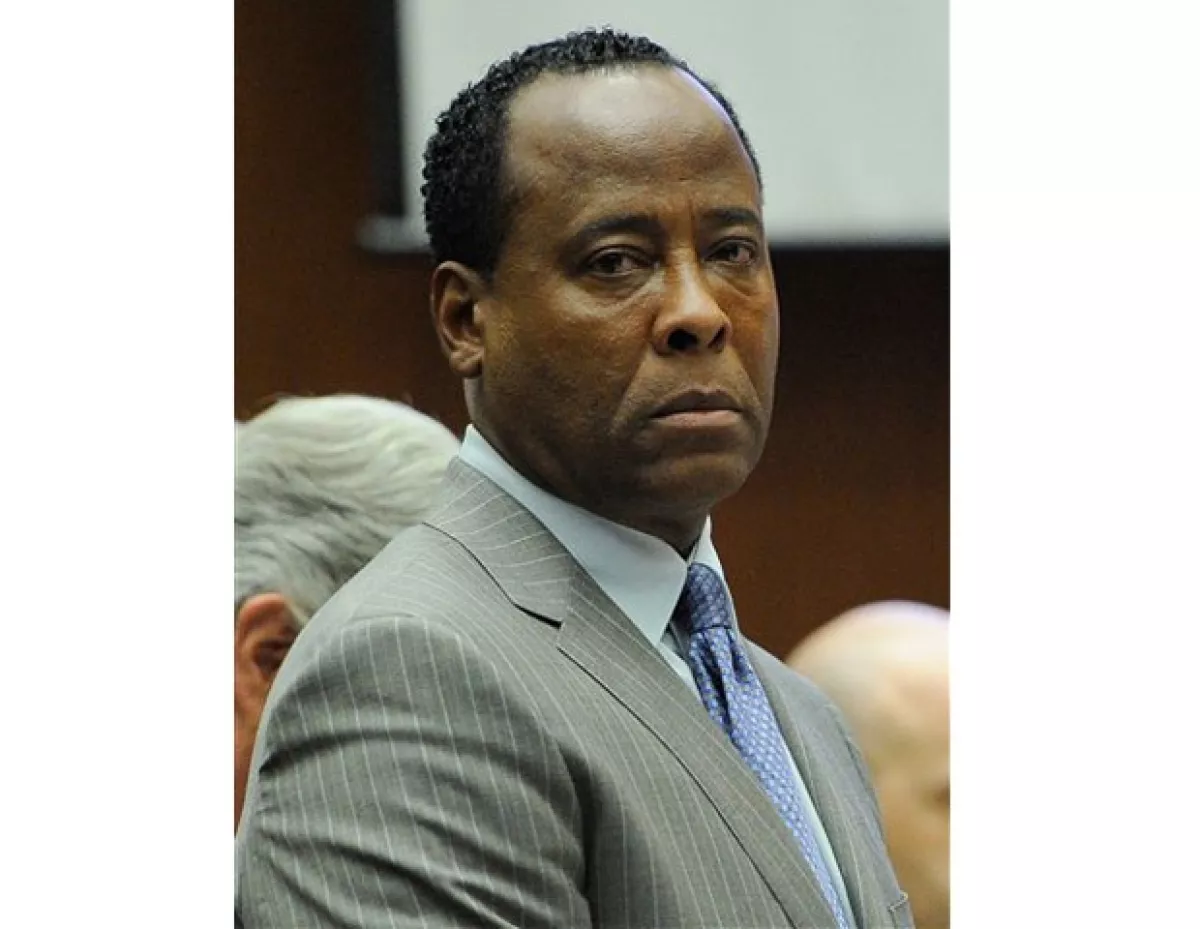 Al escuchar su sentencia, Conrad Murray mantuvo todo el tiempo la calma.