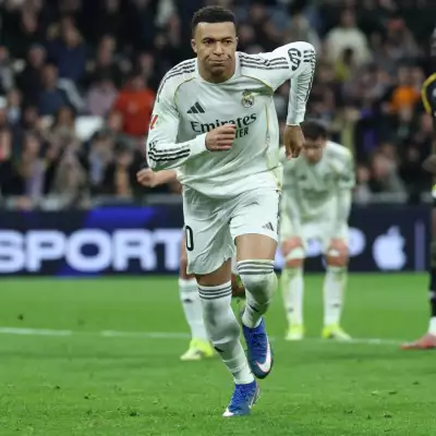 Foto de Kylian Mbappé con uniforme del Real Madrid corriendo por el campo en un partido contra Rayo Vallecano 