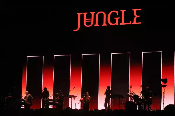Foto del escenario del Simi Fest con la banda completa Jungle tocando sus canciones.