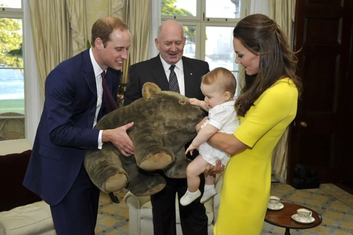 El Gobernador General le regaló un wombat de peluche al príncipe de ocho meses.