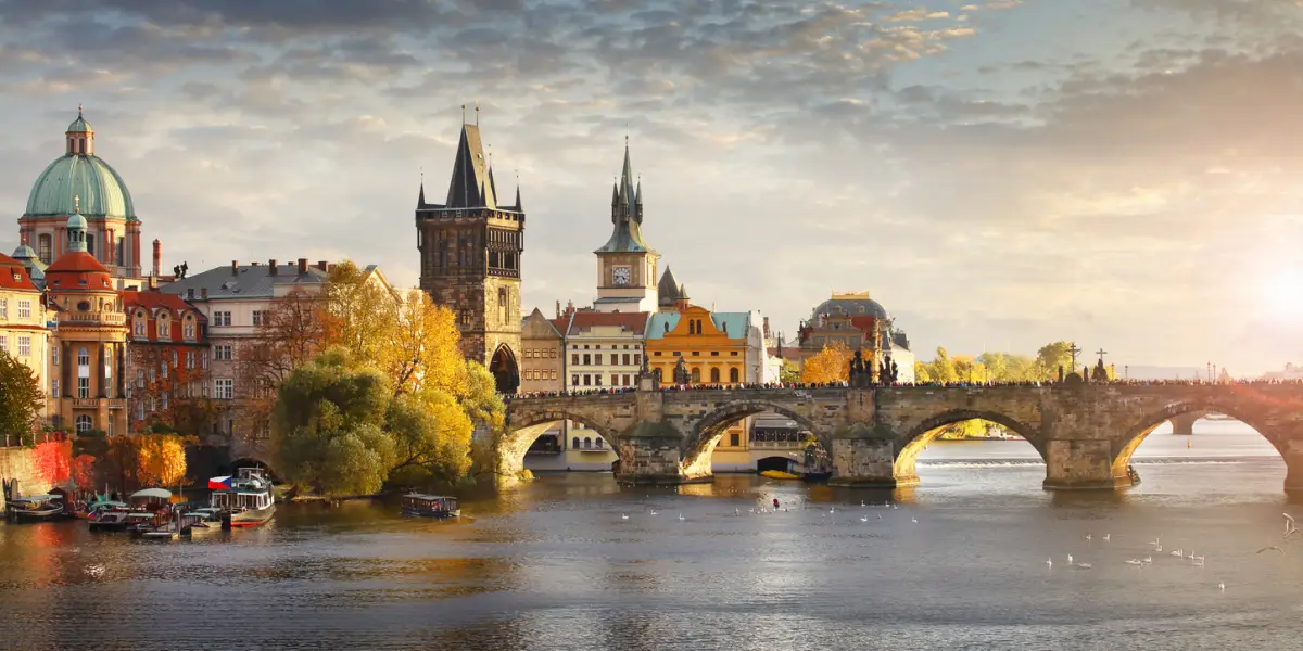 foto paronamica del rio vltava de praga y el puente charles