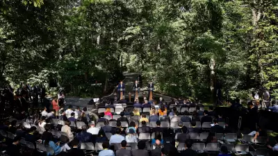 El presidente de Corea del Sur, Yoon Suk Yeol, el presidente de los Estados Unidos, Joe Biden, y el primer ministro japonés, Kishida Fumio, llegan a una conferencia de prensa conjunta después de las conversaciones a tres bandas en Camp David el 18 de agosto de 2023 en Camp David, Maryland.