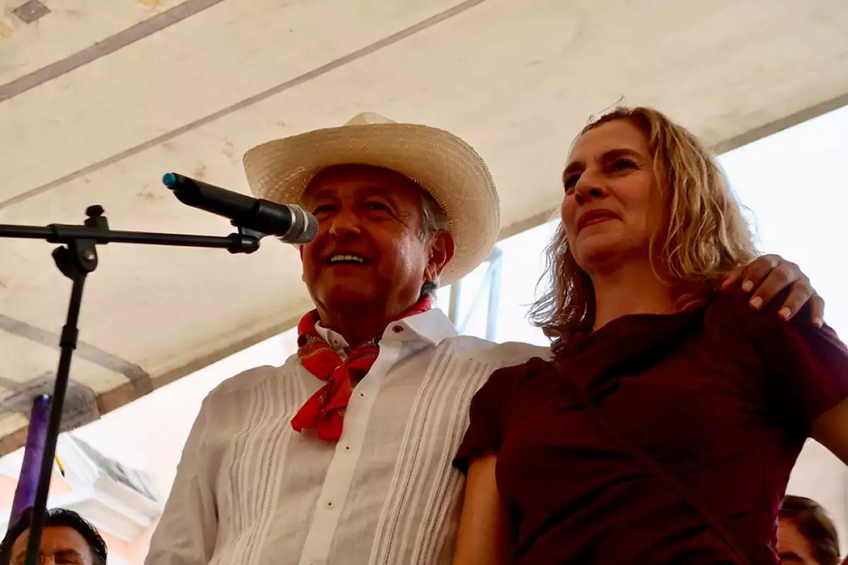 Andrés Manuel López Obrador y Beatriz Müller