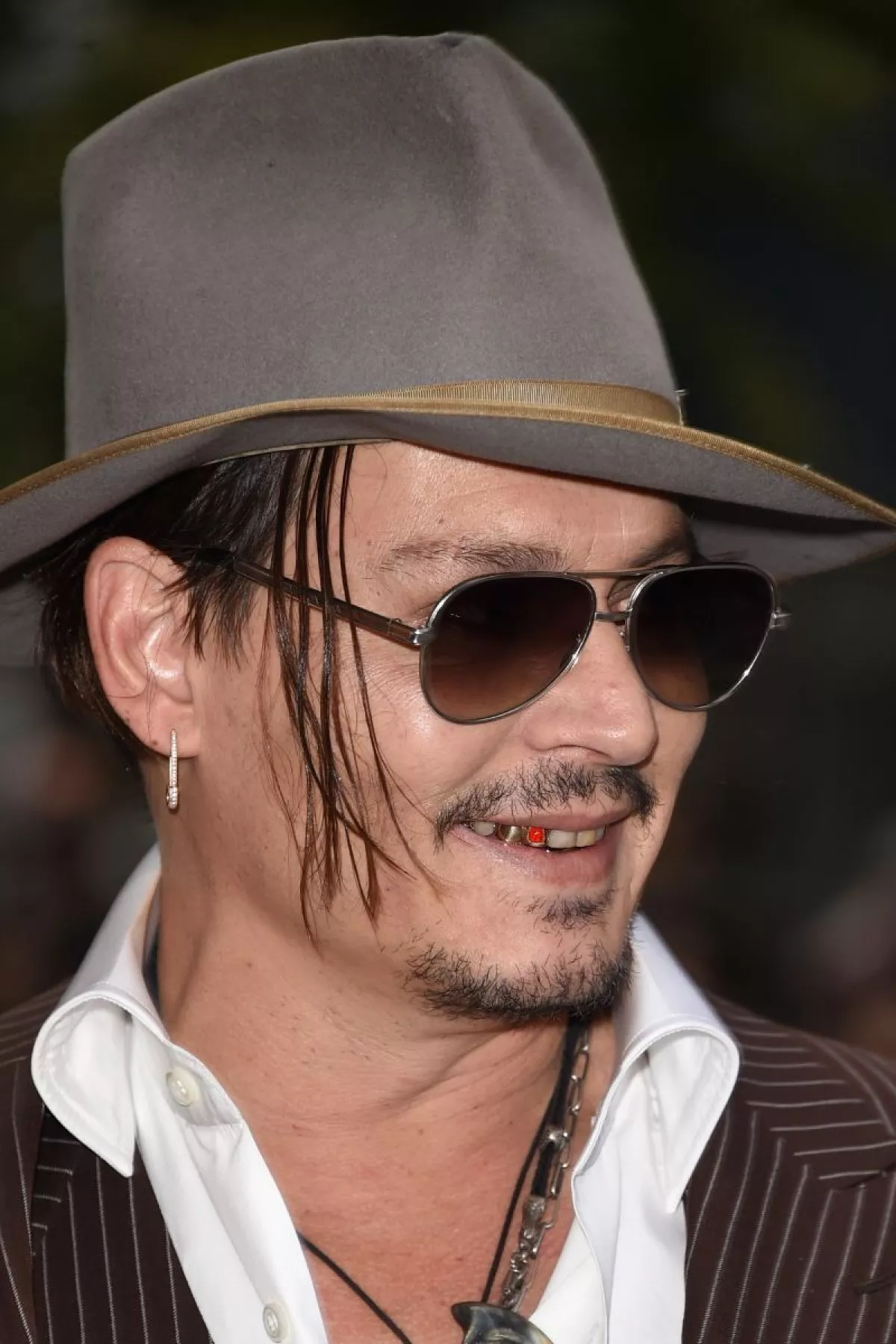 La sonrisa de Johnny Depp con piezas dentales de metal