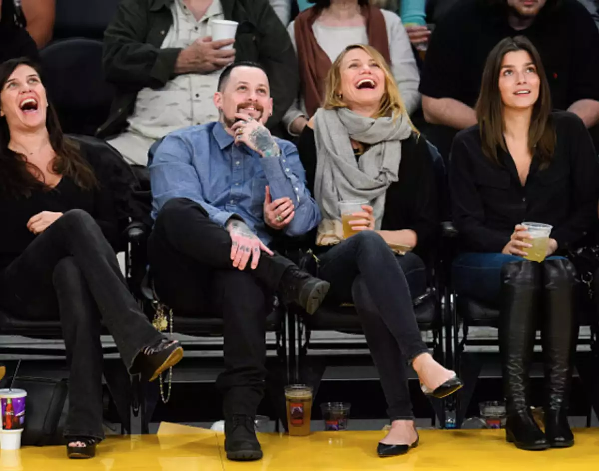 Fotógrafos captaron el momento de sorpresa en el que el músico y la actriz se percataban que estaban siendo el centro de atención del lugar.