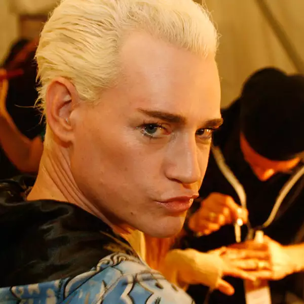 El diseñador Richie Rich, cocreador de Heatherette, tiende a la base, el delnieador y el gloss para labios.