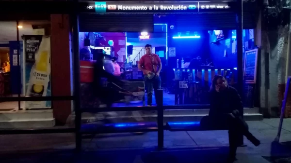 (Parabús de la Ciudad de México por la noche)