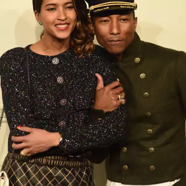 Helen Lasichanh y Pharrell en su paso por el red carpet.