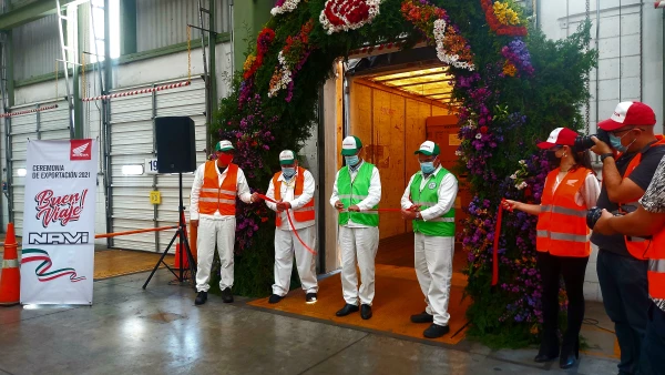 Corte de listón del primer embarque de motocicletas Navi de exportación.jpg