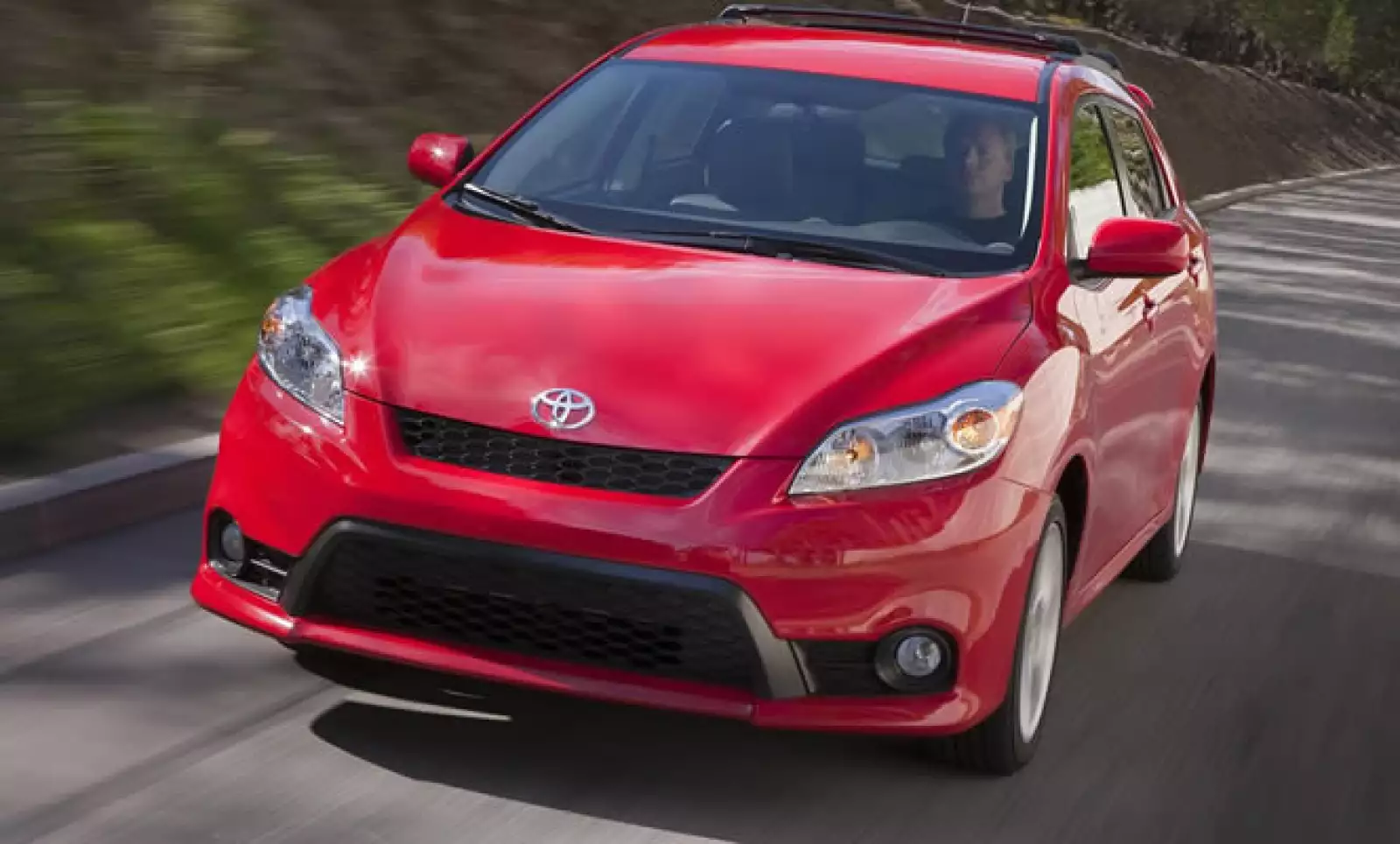 La japonesa introdujo la nueva versión de uno de sus modelos más exitosos en el mercado estadounidense. Estará disponible en 2 motores, uno de 1.8 litros y uno de 2.4 litros, capaces de entregar hasta 132 y 158 caballos de fuerza, respectivamente. Disponi