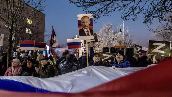 Manifestantes prorrusos marchan en las calles centrales de Belgrado, Serbia, el 4 de marzo de 2022. 