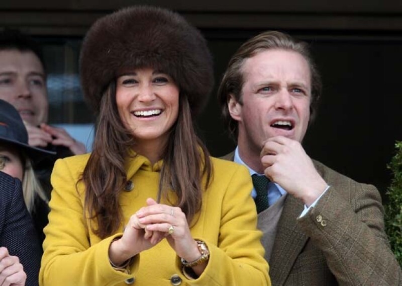 Pippa guapísima y muy `chic´ asistió a Cheltenham en compañía de Tom Kingston, un viejo amigo suyo.