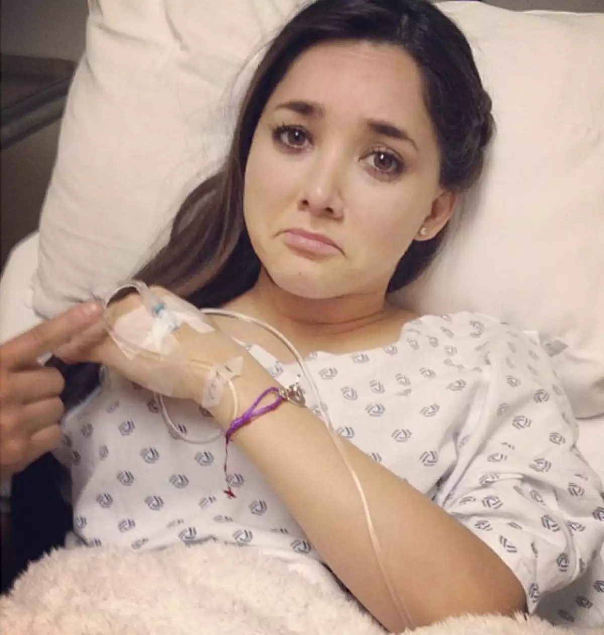 La actriz publicó esta imagen en la que posa con un gesto de tristeza.