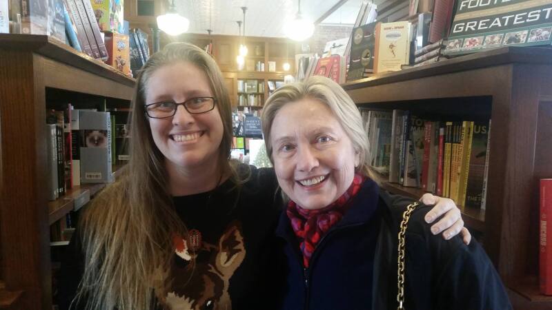 Hillary Clinton comprando libros.