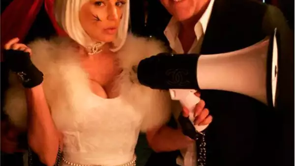 La actriz mexicana publicó en Instagram una fotografía de François-Henri Pinault posando junto a la cantante disfrazada de una sexy gatita, y se previno antes de que sugieran "chismes".