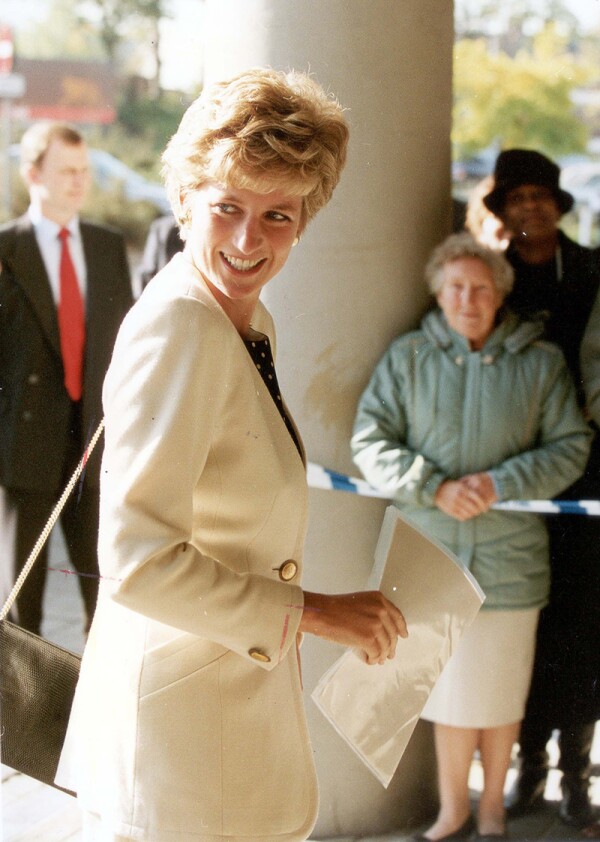 Diana Princess Of Wales Oct-dec 1993 The Princess Of Wales Arriving At St George's Hospital Tooting To Speak A A Conference Held By The National Head Injuries Association....royalty