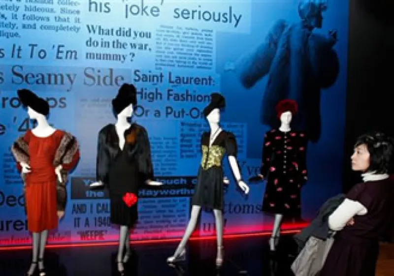 Algunos modelos originales diseñados por Yves Saint Laurent forman parte de una gran exhibición retrospectiva del creativo en París. (Foto: AP)