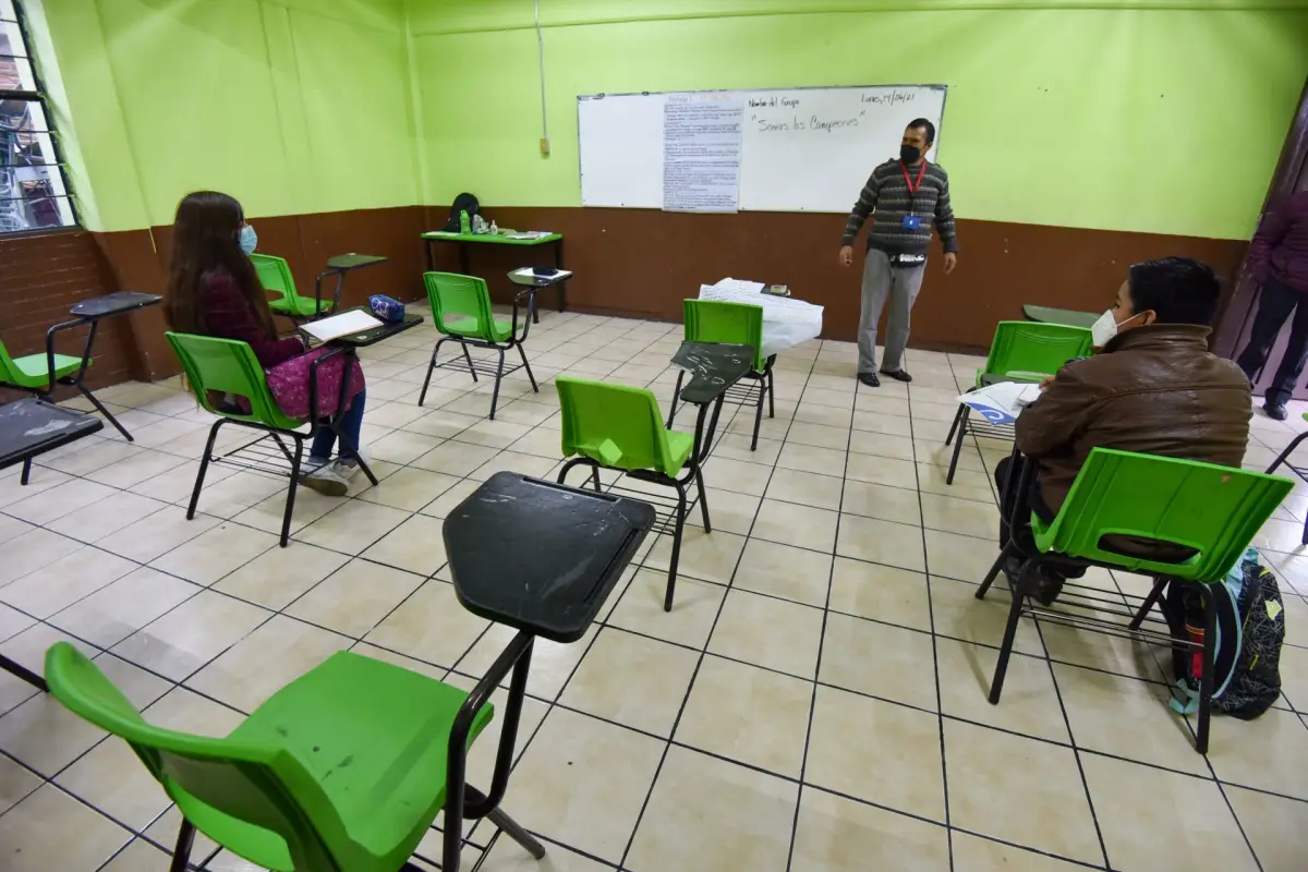 Regreso a clases 2021 (salón de clases casi vacío con solo dos alumnos)