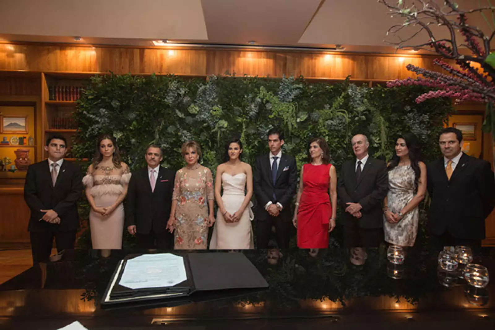 Los novios con sus padres y los testigos