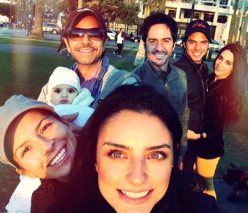 Aislinn publicó una imagen junto a su familia, así como su novio Mauricio Ochmann, la novia de su hermano Vadhir, la pequeña Aitana y sus papás, todos posando alegremente.