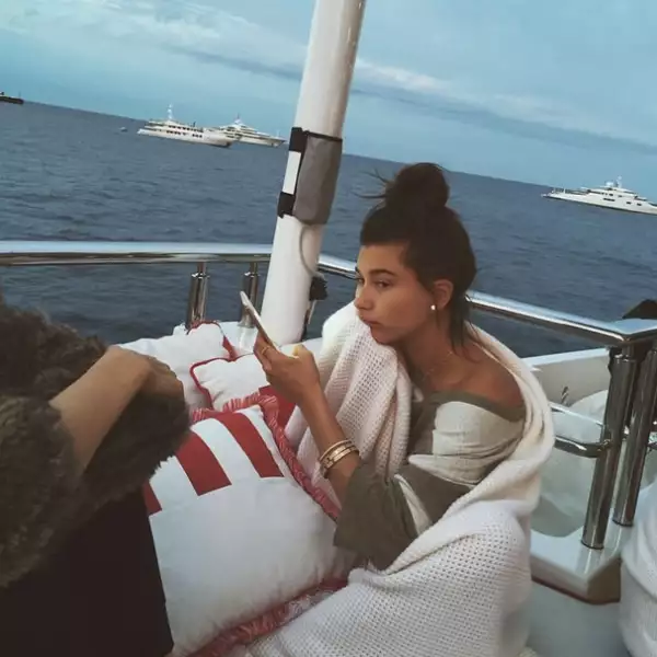 Gigi compartió esta chistosa imagen de su hermana Bella, aparentemente cansada de la fiesta del día anterior.