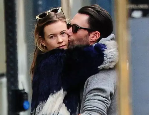 Adam asegura que "sabía que tenía que pedirle matrimonio" a Behati.